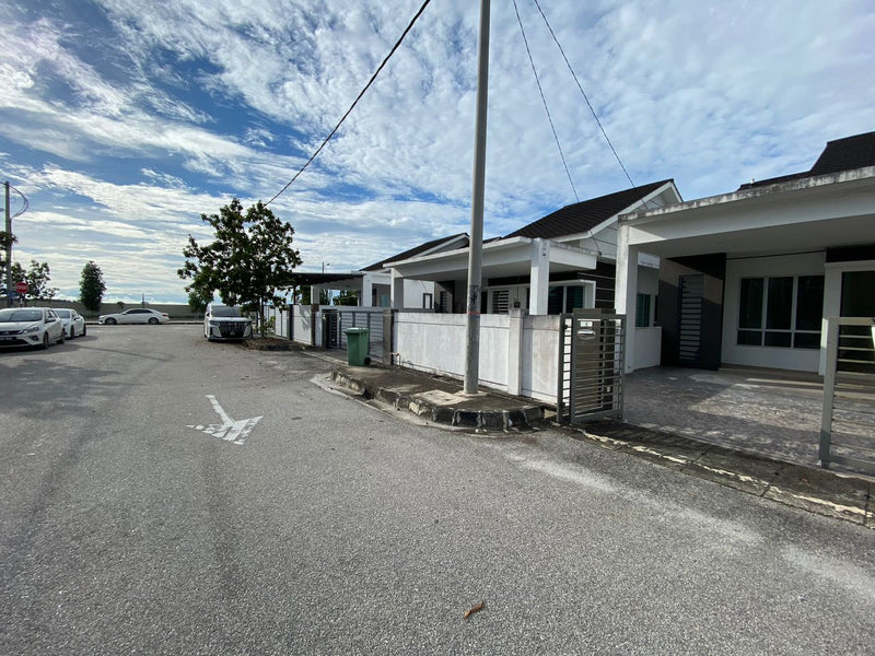 Single Storey Zero-Lot Bungalow, Taman Mekarsari, Kepala Batas